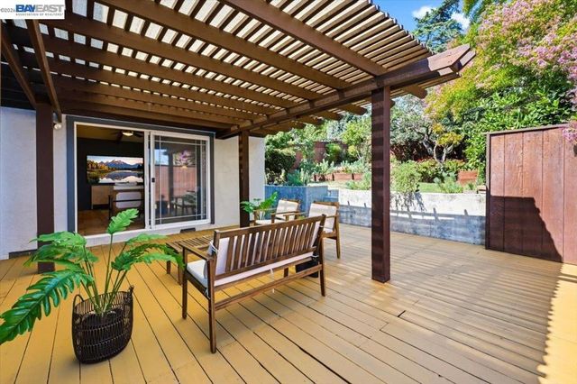 17888 Mayflower Dr, Castro Valley, CA 94546
