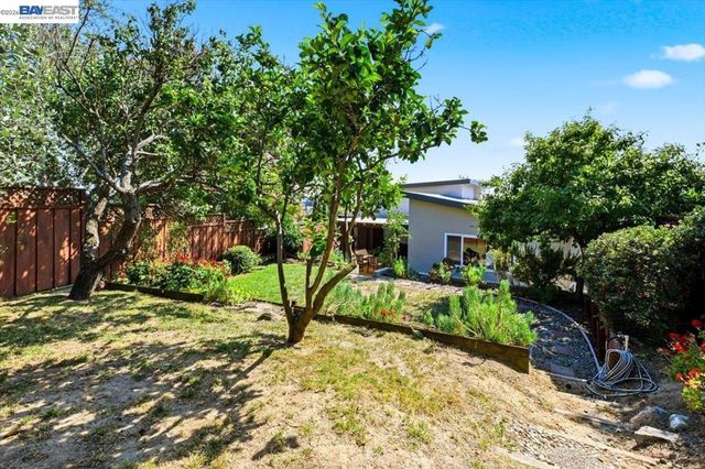 17888 Mayflower Dr, Castro Valley, CA 94546