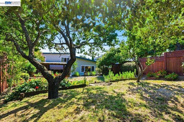 17888 Mayflower Dr, Castro Valley, CA 94546