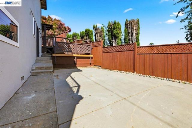 17888 Mayflower Dr, Castro Valley, CA 94546