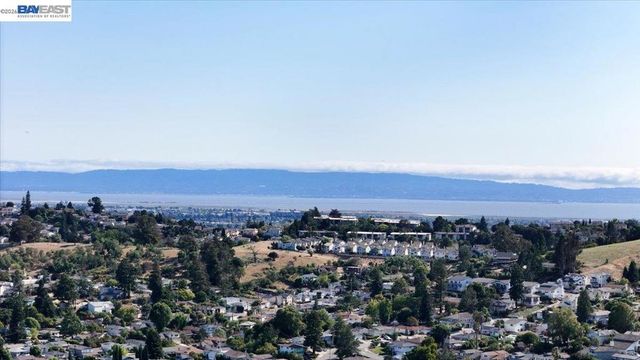 17888 Mayflower Dr, Castro Valley, CA 94546