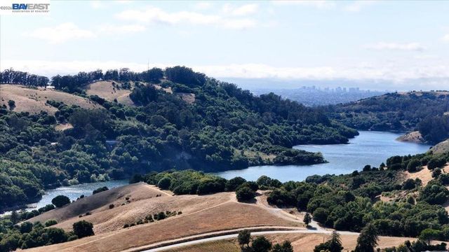 17888 Mayflower Dr, Castro Valley, CA 94546
