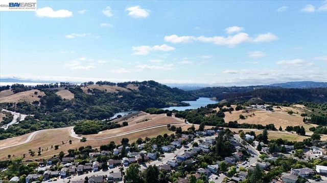 17888 Mayflower Dr, Castro Valley, CA 94546