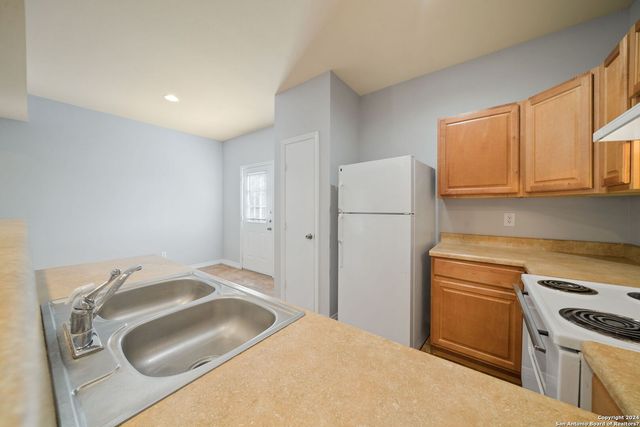6410 Summit Oak Apt 4, San Antonio, TX 78229