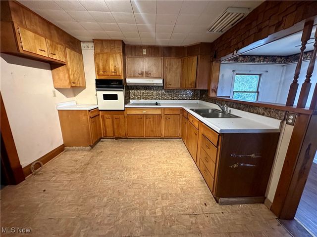 153 Carolina Avenue, Chester, WV 26034