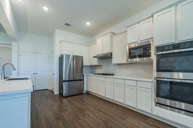 11903 Oakwood Dr, Mont Belvieu, TX 77535