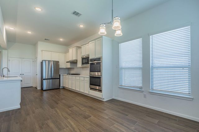 11903 Oakwood Dr, Mont Belvieu, TX 77535