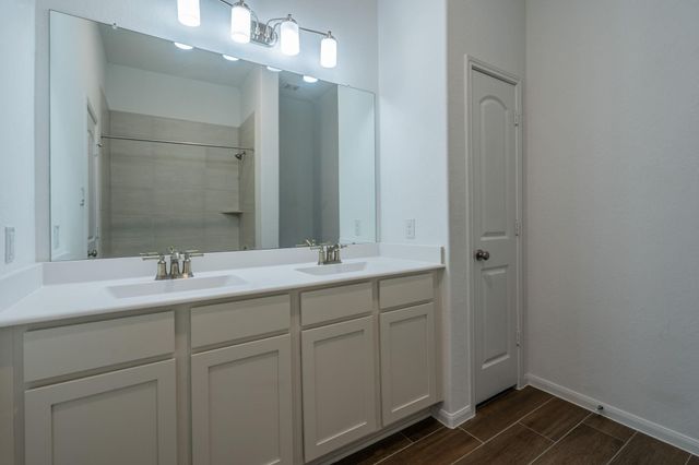 11903 Oakwood Dr, Mont Belvieu, TX 77535