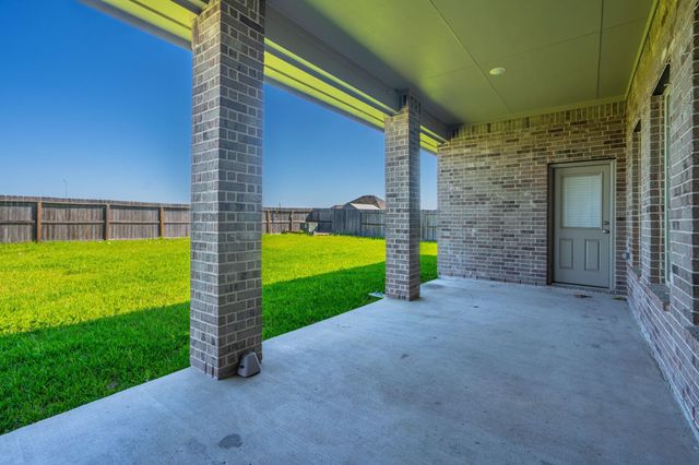 11903 Oakwood Dr, Mont Belvieu, TX 77535