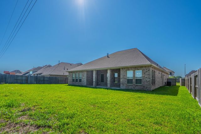 11903 Oakwood Dr, Mont Belvieu, TX 77535