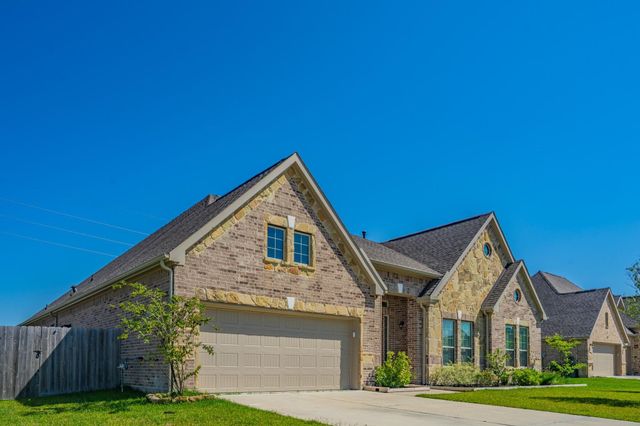 11903 Oakwood Dr, Mont Belvieu, TX 77535