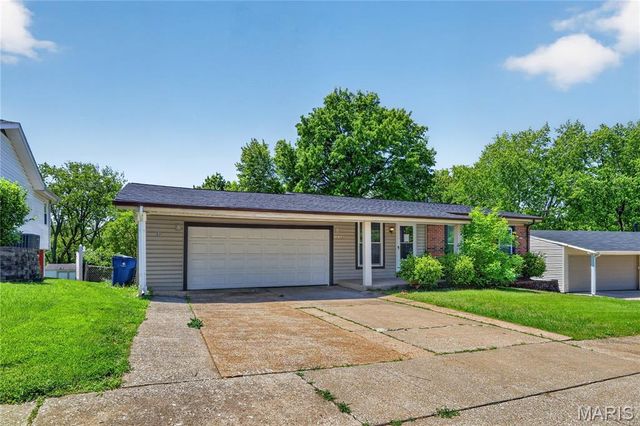 12109 La Padera Lane, St Louis, MO 63033