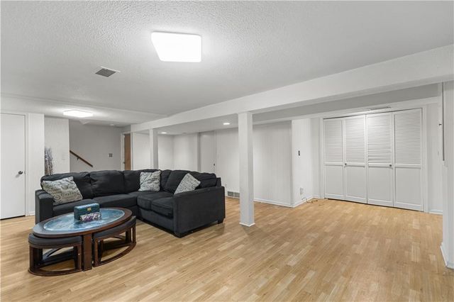 10401 Askew Avenue, Kansas City, MO 64137