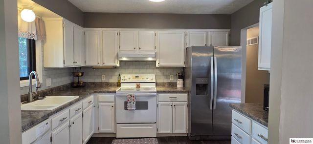 6139 NW 10th Street, Lincoln, NE 68521