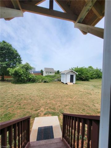 12 Forest Hill Road, Lexington, NC 27295