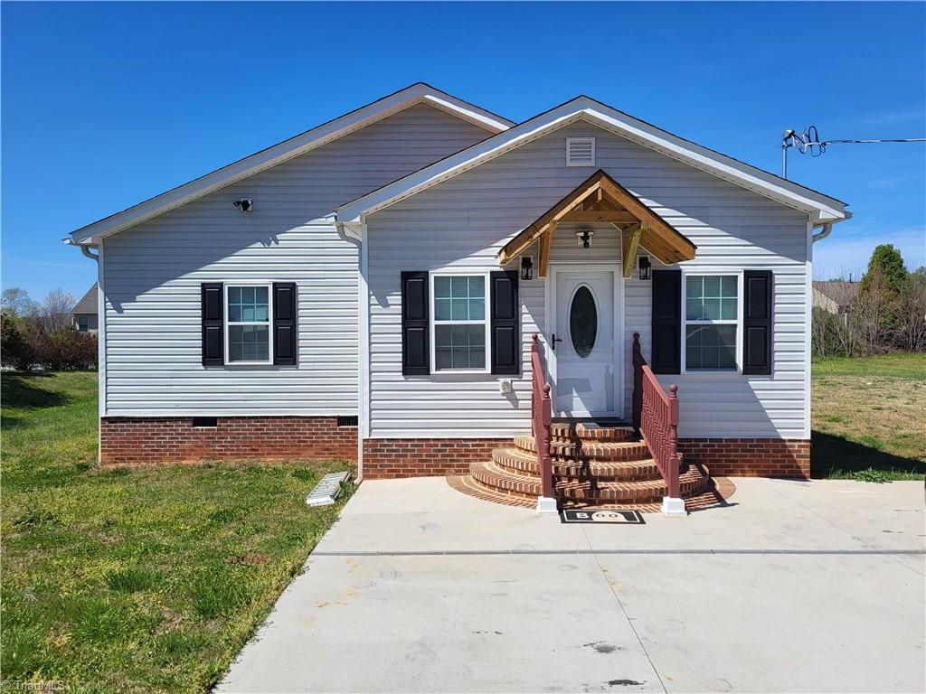 12 Forest Hill Road, Lexington, NC 27295
