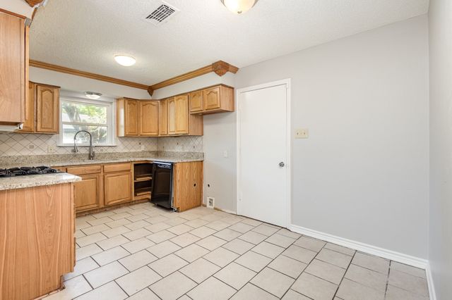 2200 Clover Park Drive, Arlington, TX 76013