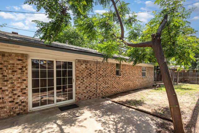 2200 Clover Park Drive, Arlington, TX 76013