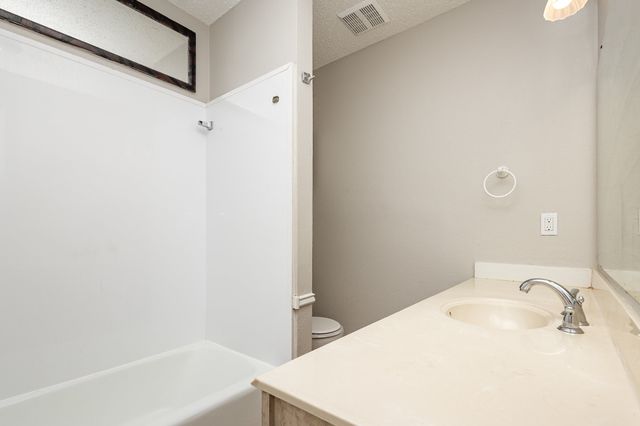 2200 Clover Park Drive, Arlington, TX 76013