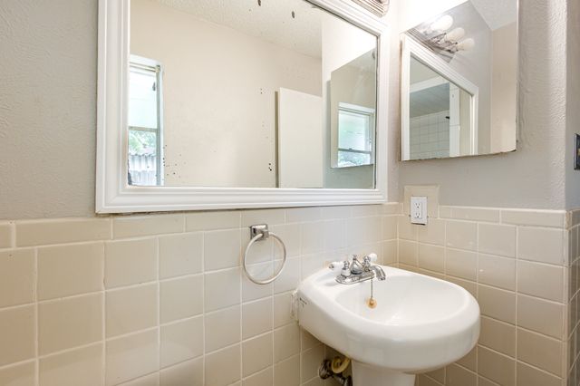 2200 Clover Park Drive, Arlington, TX 76013