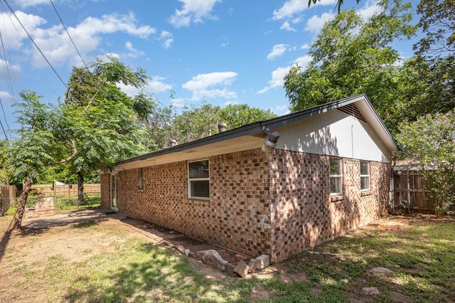 2200 Clover Park Drive, Arlington, TX 76013