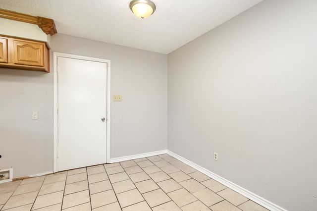 2200 Clover Park Drive, Arlington, TX 76013
