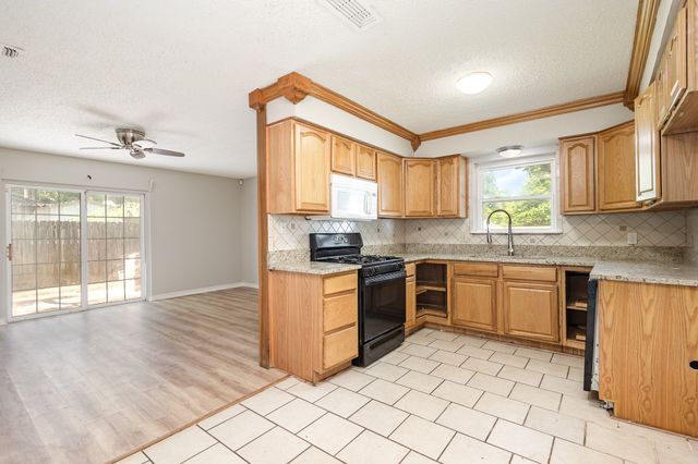 2200 Clover Park Drive, Arlington, TX 76013
