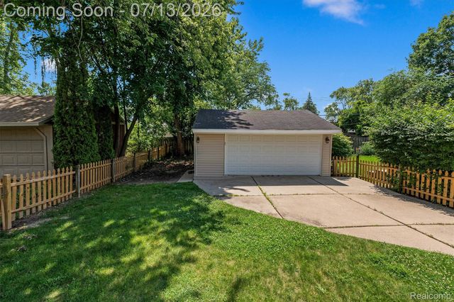 16249 Birwood Avenue, Beverly Hills Village, MI 48025