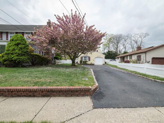2080 Seamans Neck Road, Seaford, NY 11783