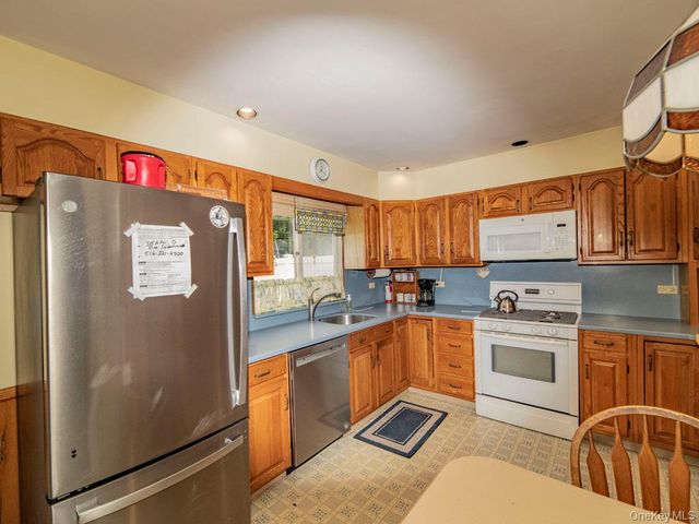 2080 Seamans Neck Road, Seaford, NY 11783