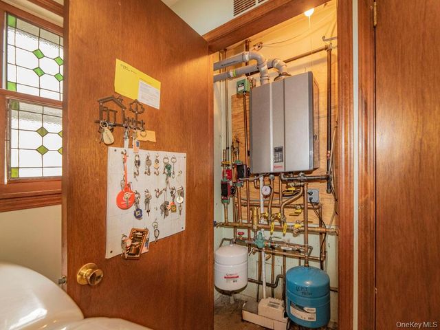 2080 Seamans Neck Road, Seaford, NY 11783