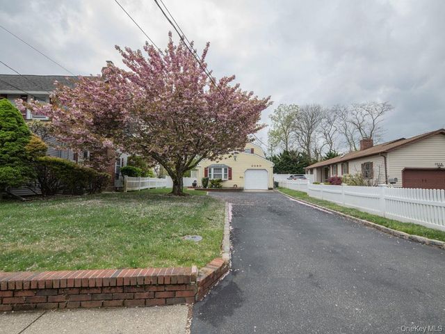 2080 Seamans Neck Road, Seaford, NY 11783