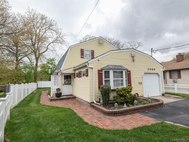 2080 Seamans Neck Road, Seaford, NY 11783