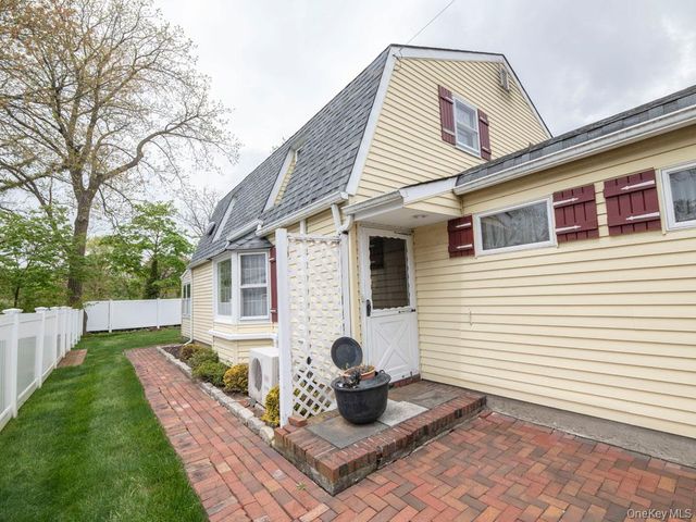 2080 Seamans Neck Road, Seaford, NY 11783