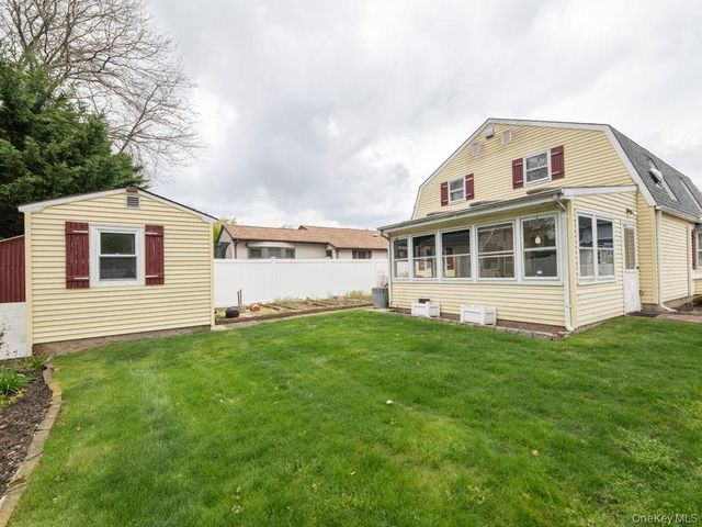 2080 Seamans Neck Road, Seaford, NY 11783