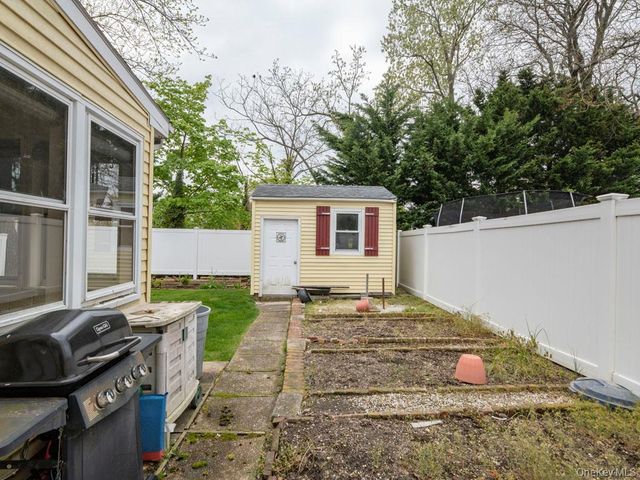 2080 Seamans Neck Road, Seaford, NY 11783