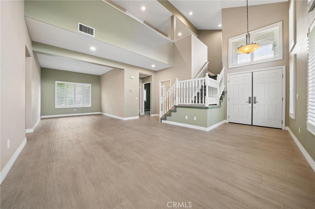 Image 5 of property listing at 28269 Rodgers, Saugus, CA 91350