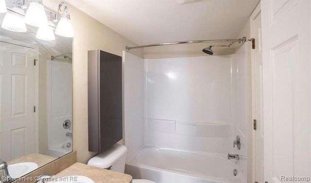 3072 Schoolhouse, Troy, MI 48083