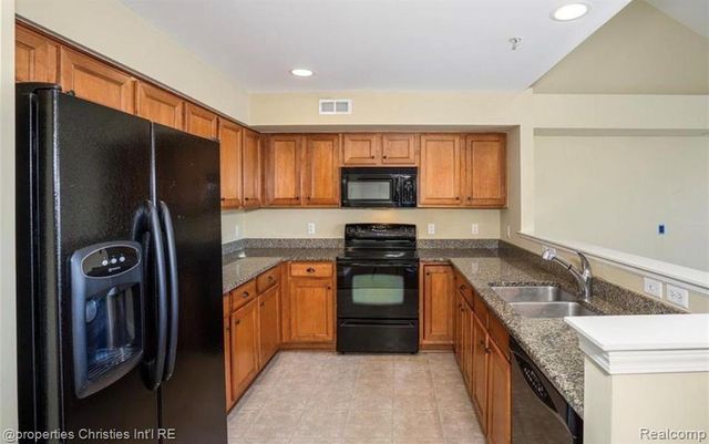 3072 Schoolhouse, Troy, MI 48083