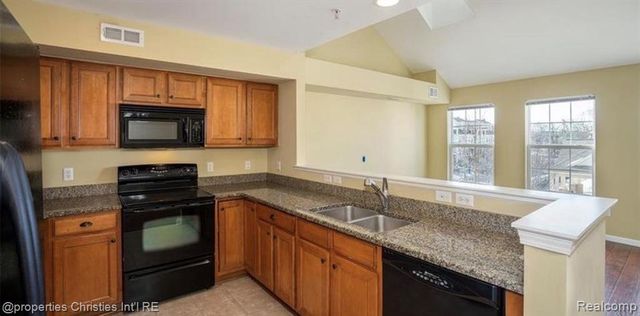 3072 Schoolhouse, Troy, MI 48083