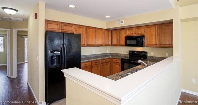 3072 Schoolhouse, Troy, MI 48083