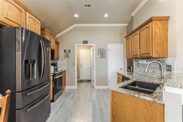 728 E Linden Lane, Mustang, OK 73064