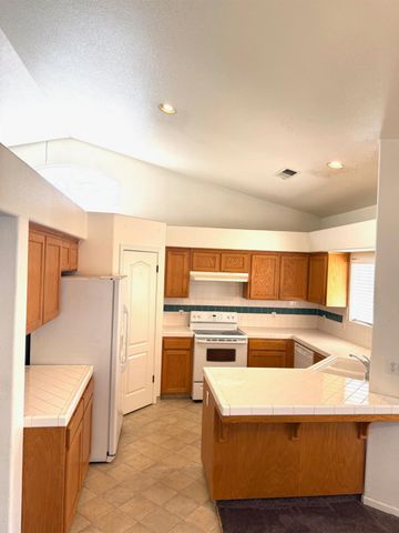 10201 N Whitney Avenue, Fresno, CA 93730