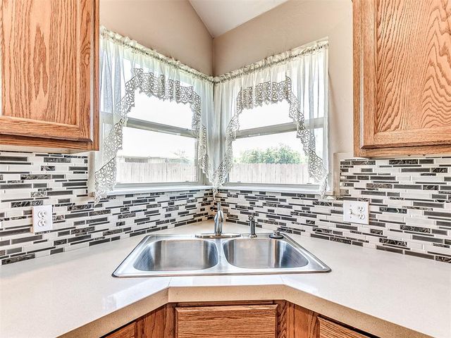 2504 Rookhaven Lane, Yukon, OK 73099