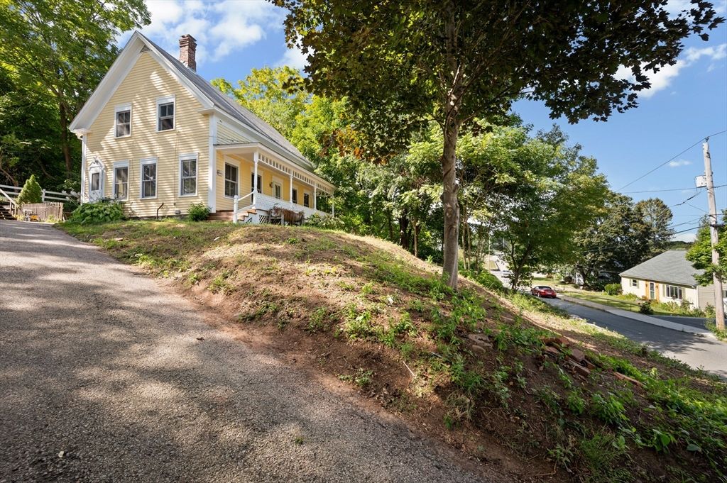 16 Pleasant St, Uxbridge, MA 01569