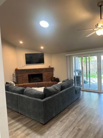 1172 Spruce Tree Cir, Sacramento, CA 95831