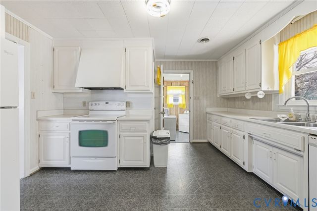 1657 Forest Glenn Cir, Chester, VA 23836