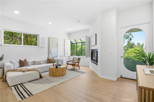 3023 Berkeley 1, Los Angeles, CA 90026