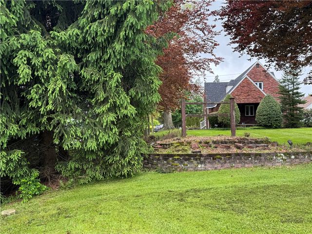 106 Milheim Dr, Center Twp, PA 16001
