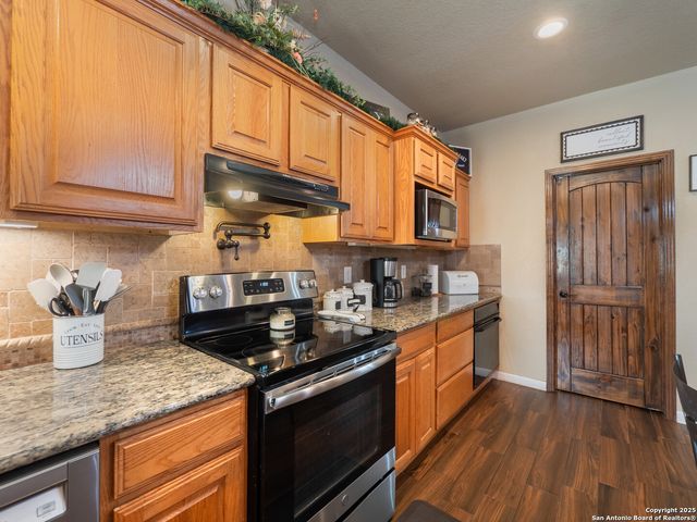 617 State Highway 123 N, Stockdale, TX 78160